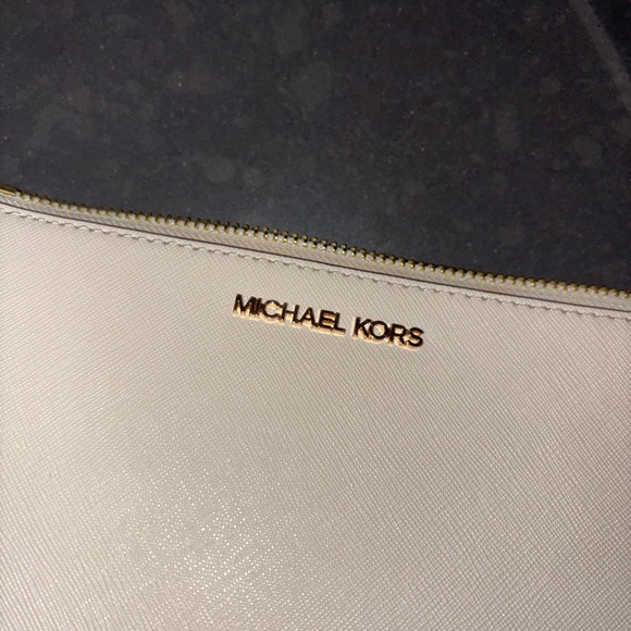 NWOT Michael Kors cream colored mini-purse with Gold Accents zip closure bag - Picture 2 of 5
